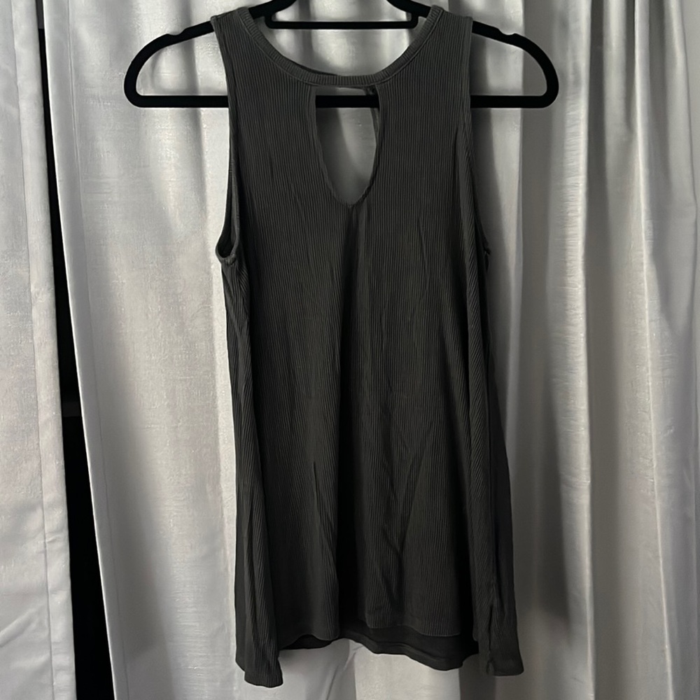 gray flowy tank top